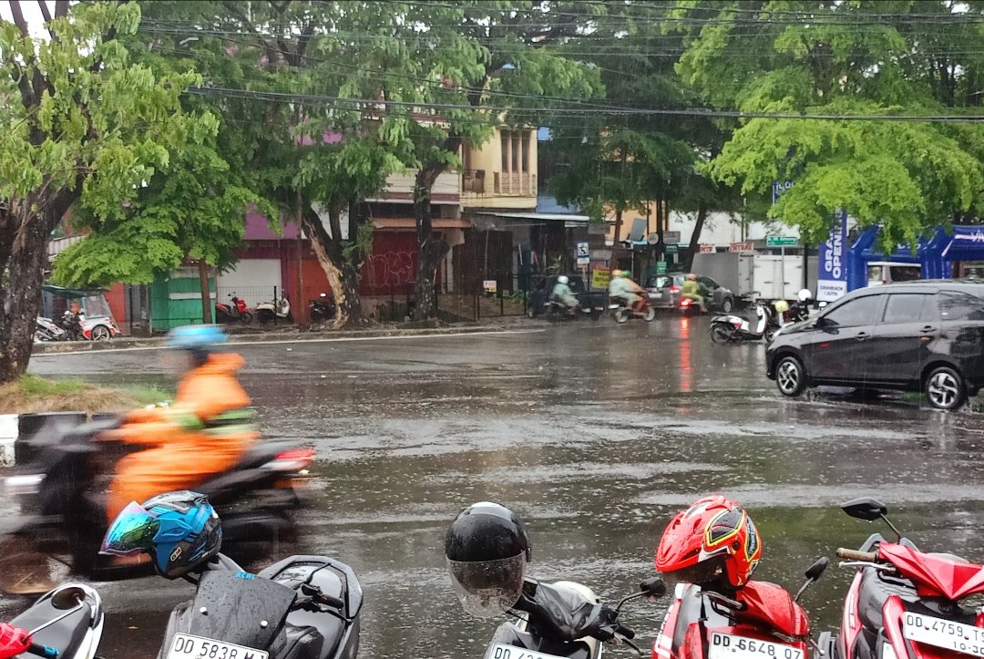 Hujan lebat mengguyur jalanan di Sulawesi Selatan pada puncak musim hujan Januari 2026.