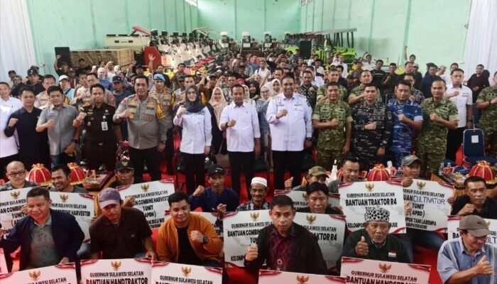 Gubernur Andi Sudirman Sulaiman bersama Forkopimda Sulsel dan Maros berfoto bersama penerima bantuan alat dan mesin pertanian (alsintan) usai penyerahan di Gudang Alsintan Dinas TPHBun Sulsel, Kabupaten Maros.