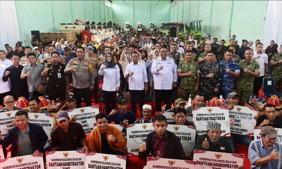 Gubernur Andi Sudirman Sulaiman bersama Forkopimda Sulsel dan Maros berfoto bersama penerima bantuan alat dan mesin pertanian (alsintan) usai penyerahan di Gudang Alsintan Dinas TPHBun Sulsel, Kabupaten Maros.
