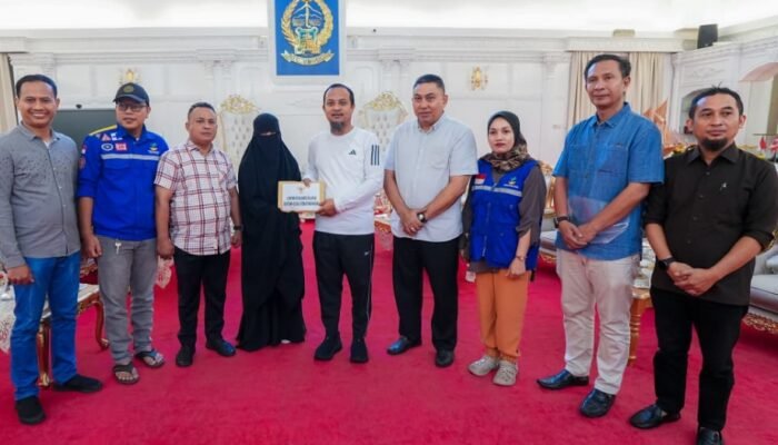 Andi Sudirman Salurkan Donasi dan Beasiswa bagi Keluarga Korban Insiden Kapal di Pangkep