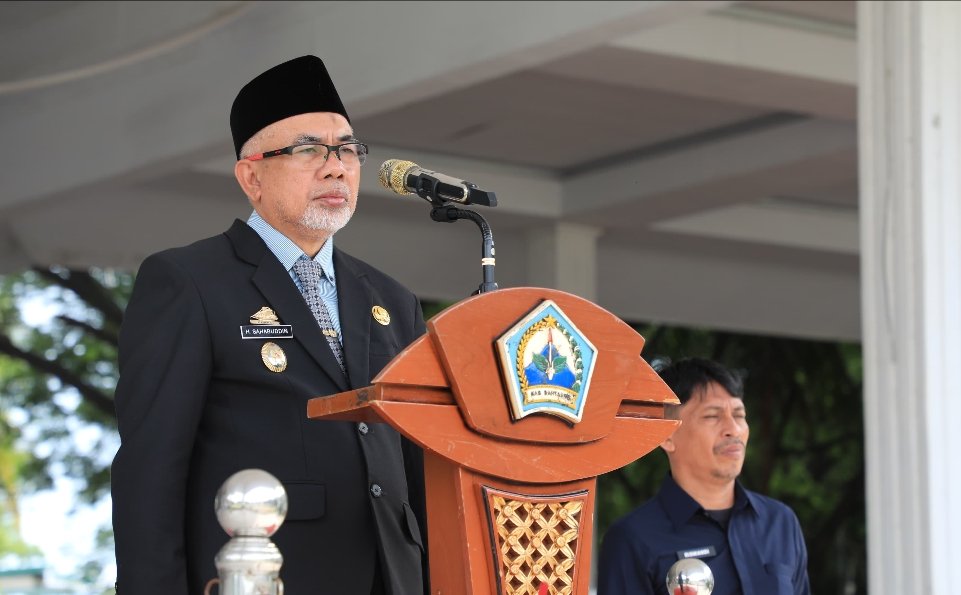 Wakil Bupati Bantaeng H Sahabuddin memimpin upacara HAB ke-80 Kemenag di Pantai Seruni Bantaeng