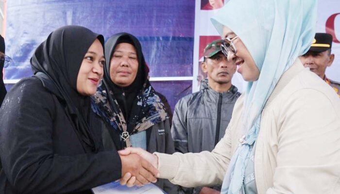 bupati gowa sitti husniah talenrang menyerahkan sertifikat tanah ptsl kepada warga tinggimoncong