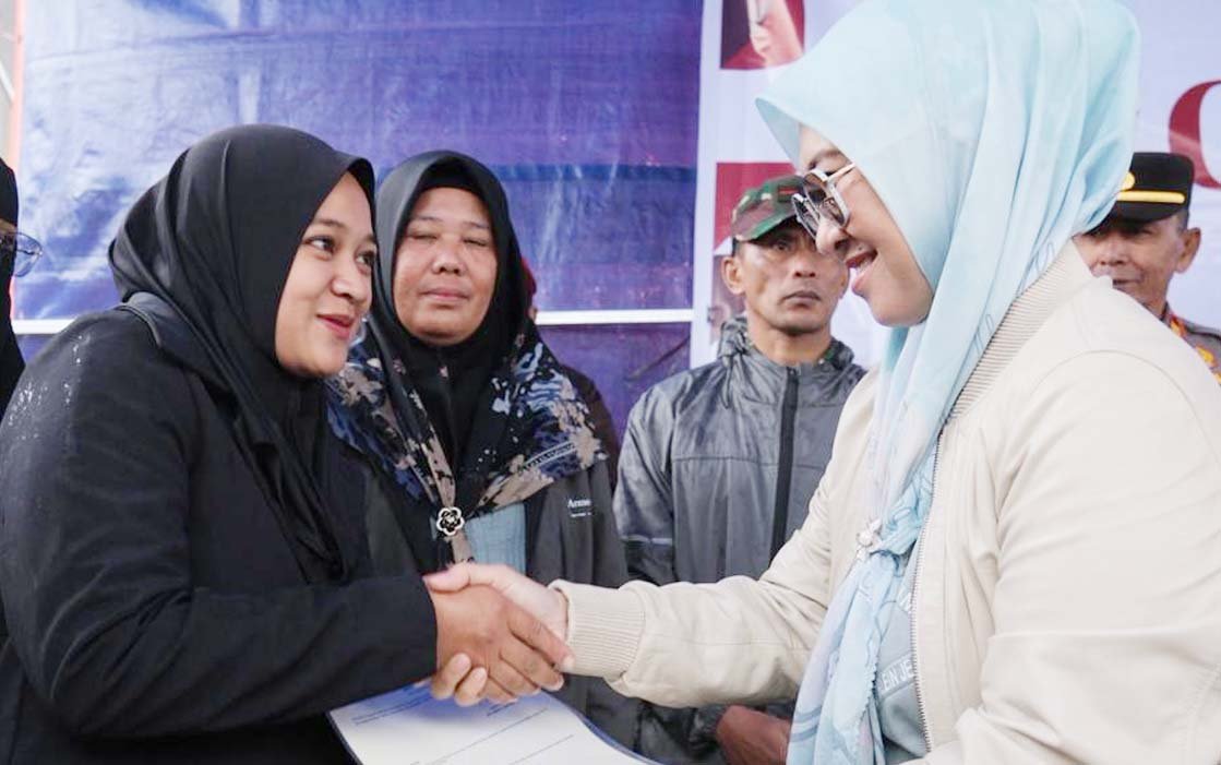 bupati gowa sitti husniah talenrang menyerahkan sertifikat tanah ptsl kepada warga tinggimoncong