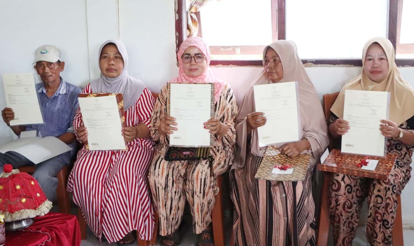 warga desa kaballangan menunjukkan sertifikat kepemilikan tanah di pinrang