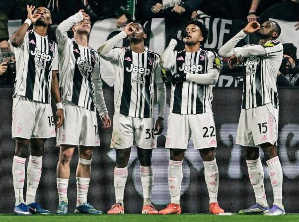 juventus rayakan kemenangan atas napoli di serie a