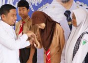 Tasming Hamid Salurkan Bantuan Pendidikan Keluarga Tak Mampu di Parepare