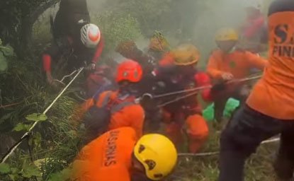 tim sar gabungan mengevakuasi korban pesawat atr 42-500 di pegunungan bulusaraung maros–pangkep