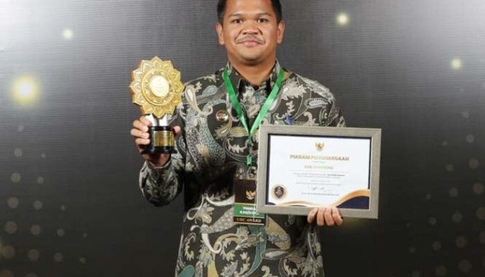 bupati bantaeng uji nurdin menerima penghargaan uhc award 2026 di ji-expo kemayoran jakarta pusat