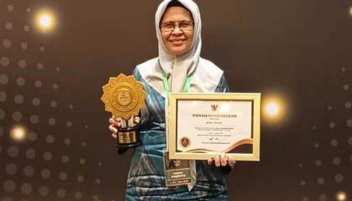 sekda wajo armayani menerima penghargaan uhc di jakarta pusat