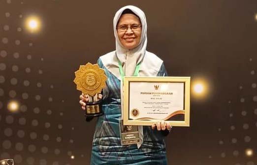 sekda wajo armayani menerima penghargaan uhc di jakarta pusat