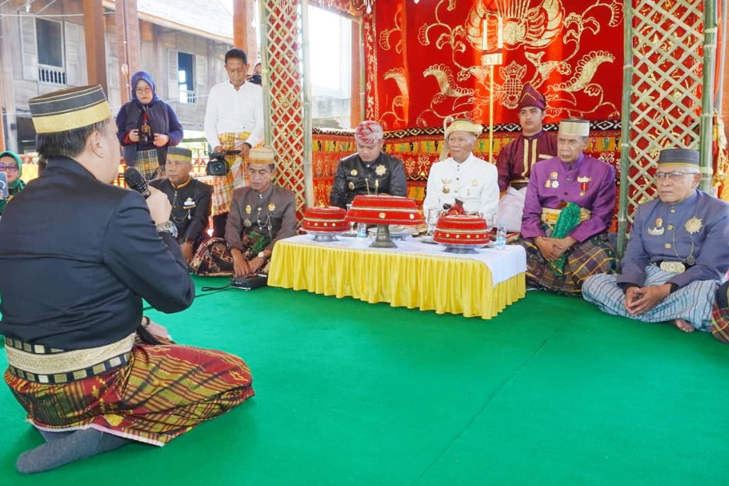 penjabat sekretaris daerah kabupaten luwu memimpin prosesi mappesabbi di kedatuan luwu kota palopo
