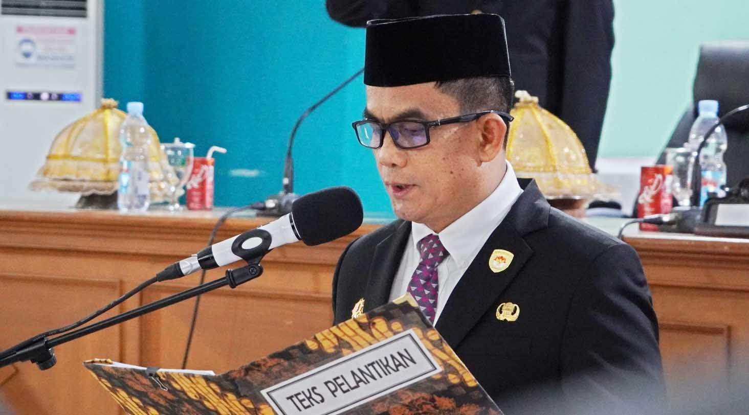 Wakil Bupati Pinrang membacakan teks pelantikan pejabat