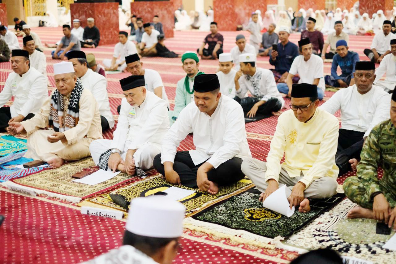 Bupati Bantaeng Fathul Fauzy Nurdin bersama Wakil Bupati Sahabuddin dan Nurdin Abdullah mengikuti zikir dan doa bersama
