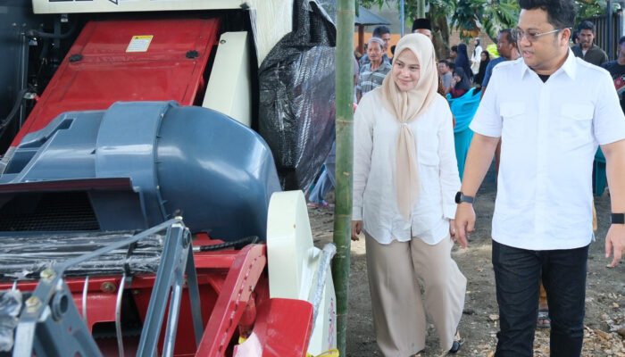 Wabup Gowa Serahkan Dua Combine Harvester ke Kelompok Tani