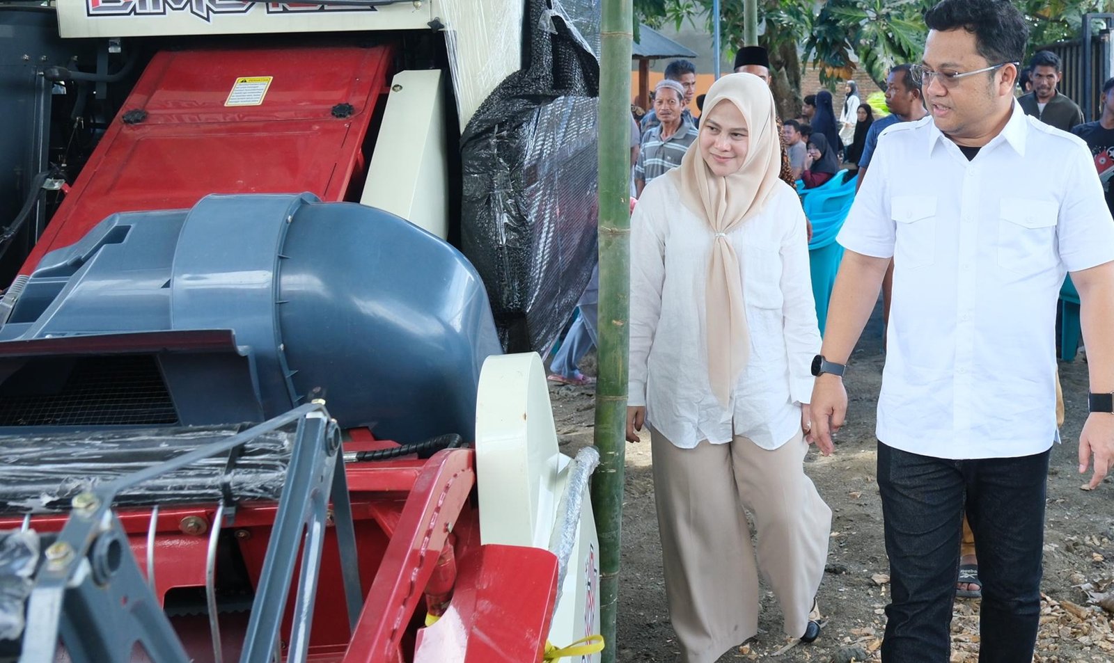 wakil bupati gowa meninjau bantuan combine harvester untuk kelompok tani