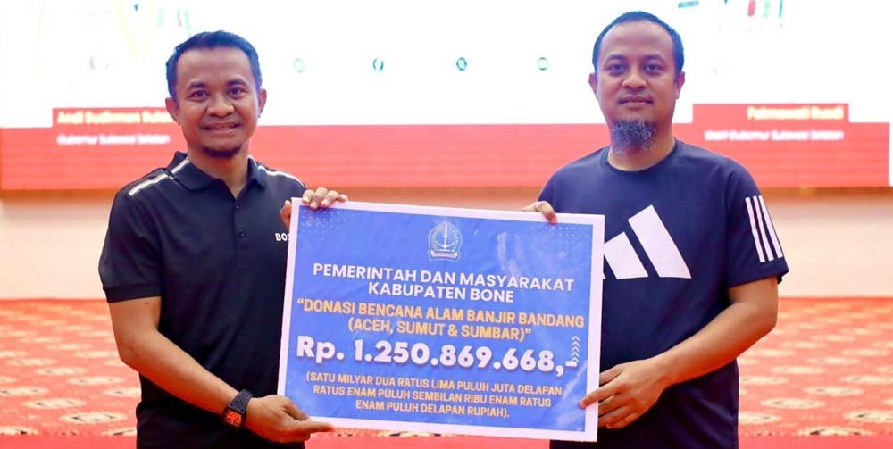 Bupati Bone dan Gubernur Sulsel menunjukkan donasi Rp1,25 miliar untuk korban banjir Aceh dan Sumatera.