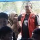 bupati luwu timur menguatkan warga korban banjir aceh tamiang saat penyaluran bantuan kemanusiaan