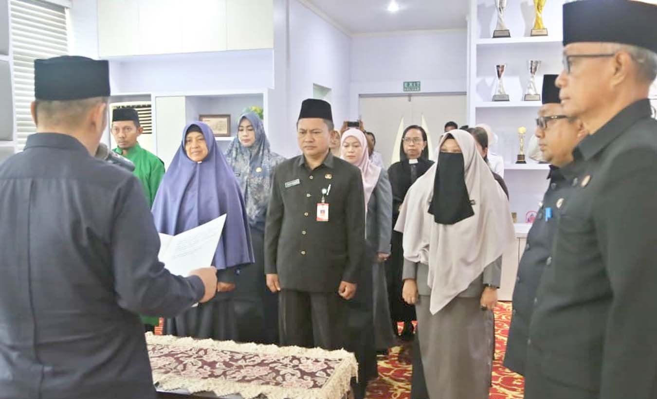 Bupati Luwu Timur Irwan Bachri Syam melantik pejabat dalam rangka penyegaran birokrasi