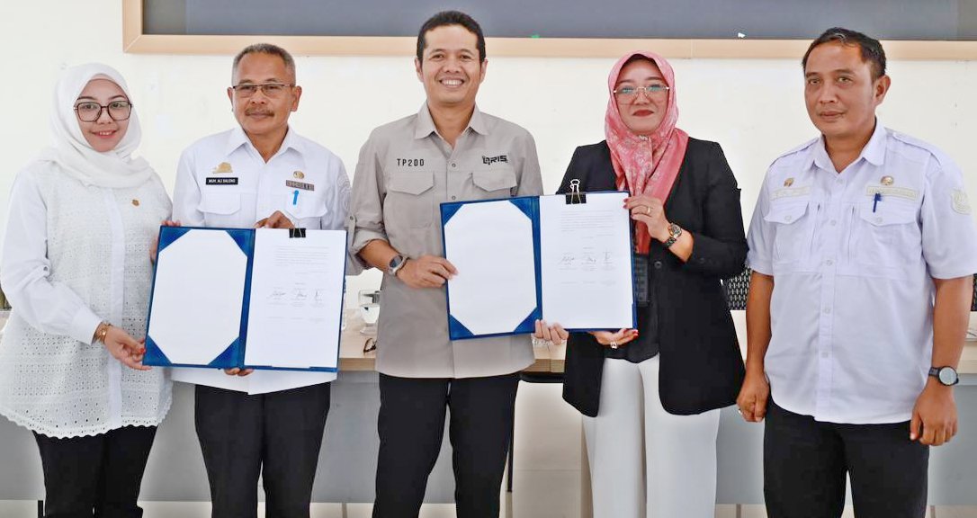 Penyerahan donasi Rp500 juta Wabup Bulukumba untuk korban bencana Tanah Datar