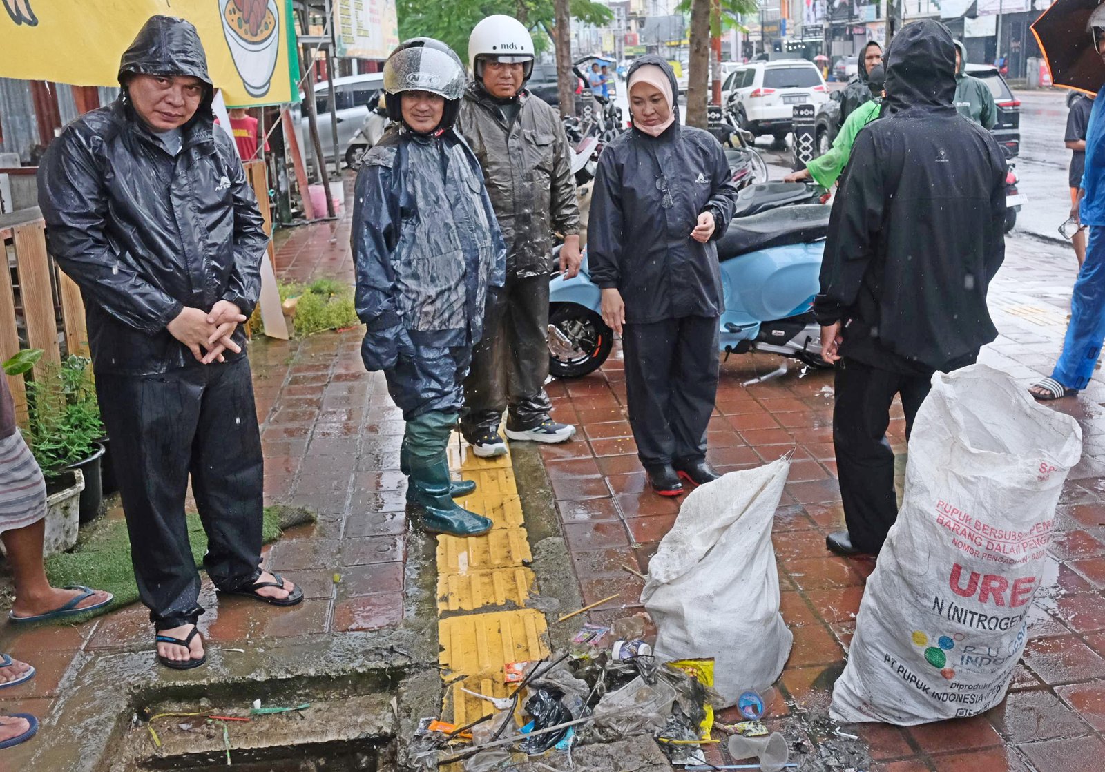 bupati gowa sitti husniah talenrang meninjau genangan air dan drainase di somba opu