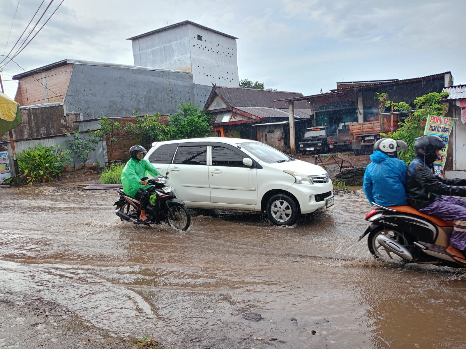 Hujan lebat menyebabkan genangan air di ruas jalan Sulawesi Selatan, Selasa 6 Januari 2026