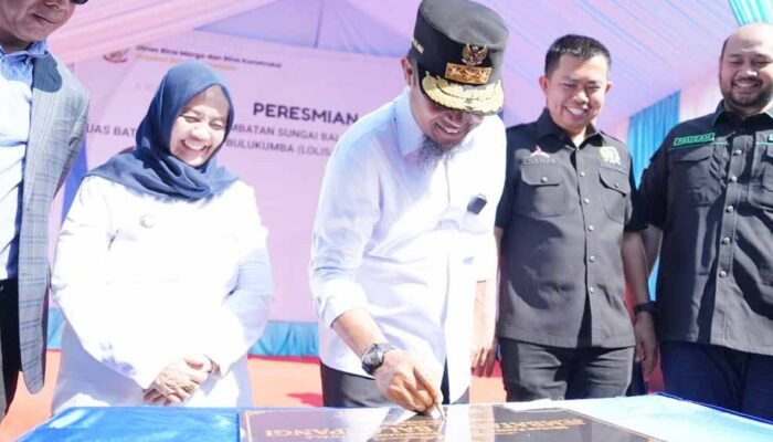 gubernur sulawesi selatan meresmikan jembatan sungai balampangi di desa bua sinjai