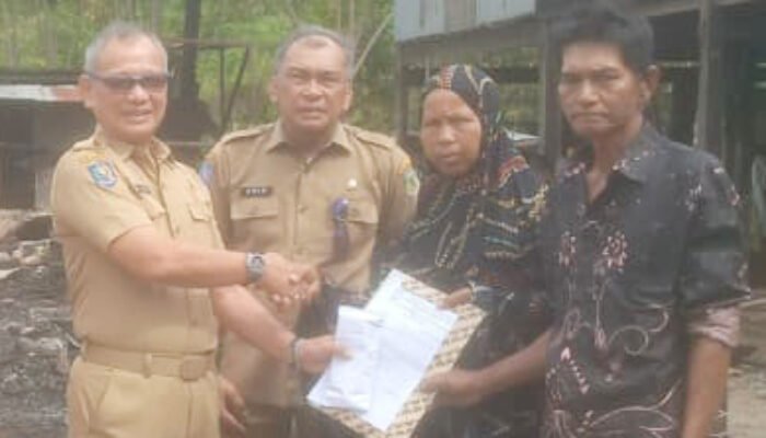 BPBD Salurkan Bantuan Tunai, Bupati Pinrang Peringatkan Warga Waspada Kebakaran