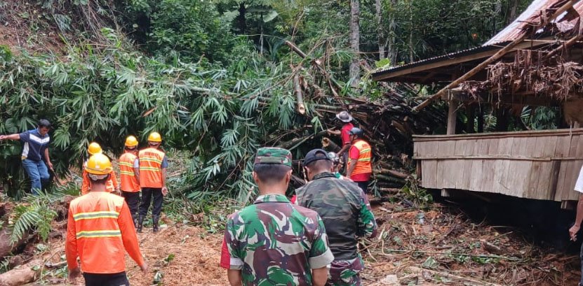 bpbd toraja utara bersihkan material longsor di balusu