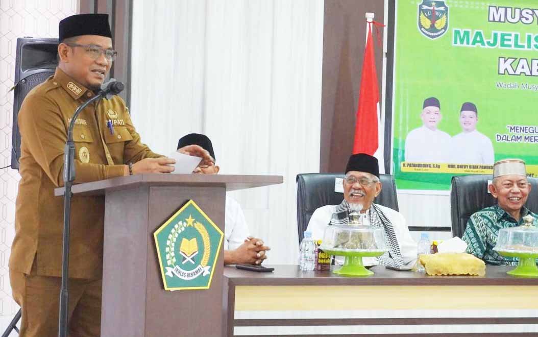 bupati luwu patahudding membuka musda mui kabupaten luwu di aula kantor kementerian haji kabupaten luwu