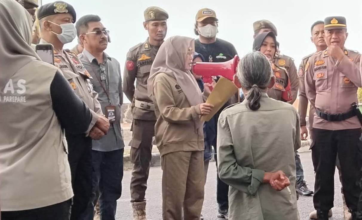 Kepala Bagian Hukum Pemkot Parepare membacakan narasi pengamanan aset, disaksikan pemilik bangunan di lahan eks Pasar Seni Cappagalung, Bacukiki Barat.