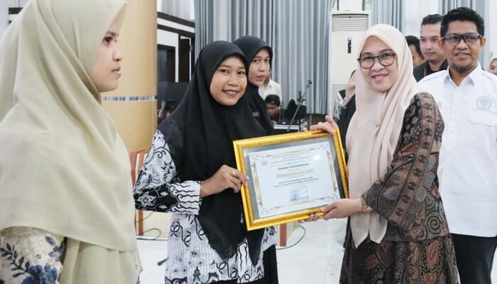 Bupati Husniah TalenrangGowa Anugerahkan Guru Berdedikasi dan Berprestasi