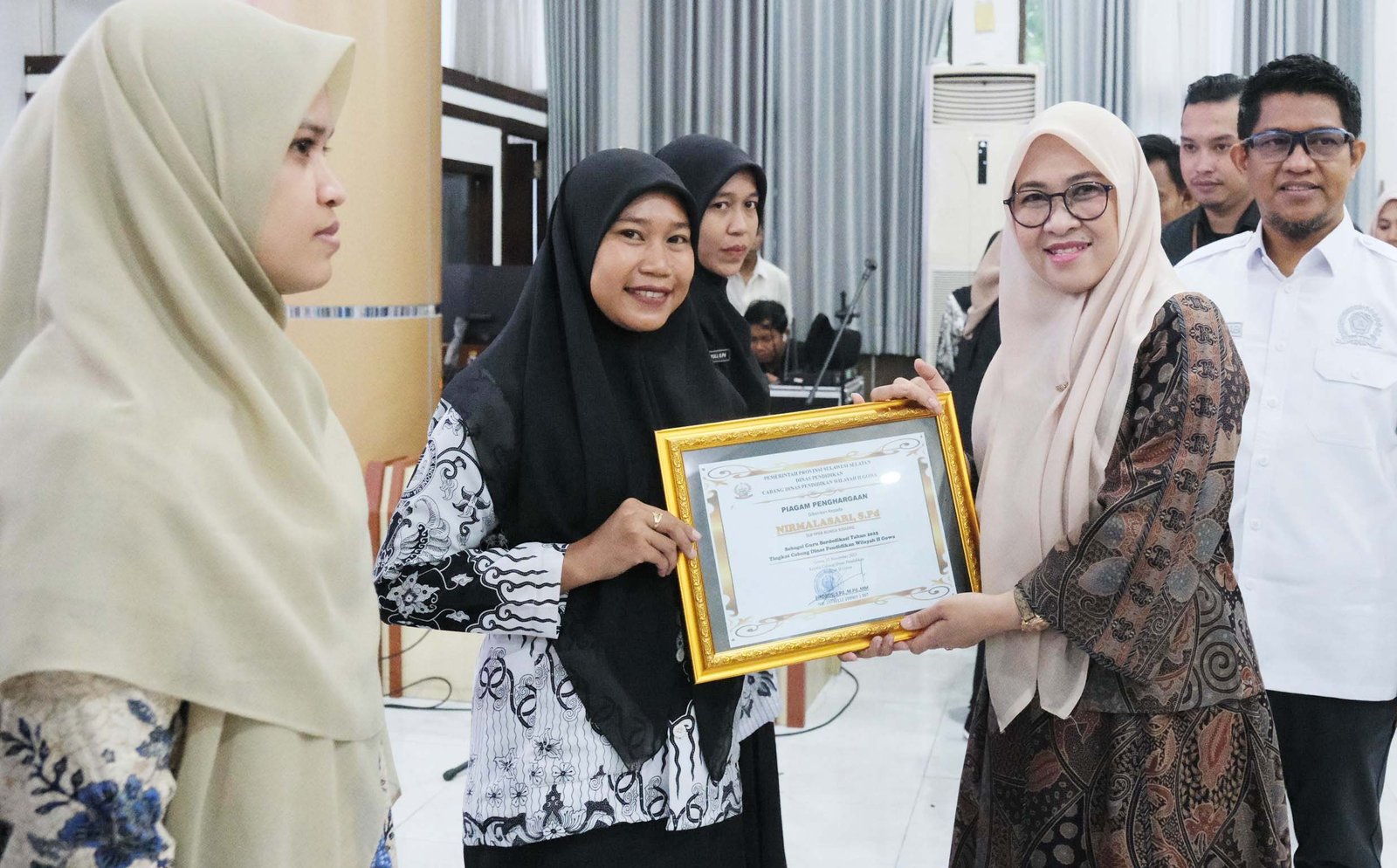 bupati gowa menyerahkan penghargaan kepada guru berprestasi