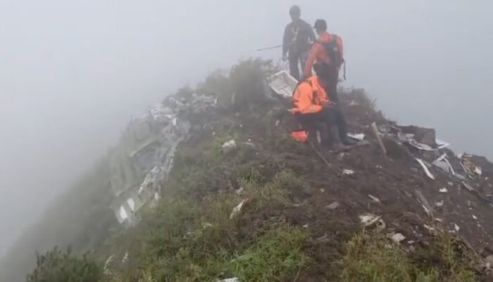 Pesawat ATR 42-500: Badan dan Ekor Ditemukan, Satu Korban Dievakuasi