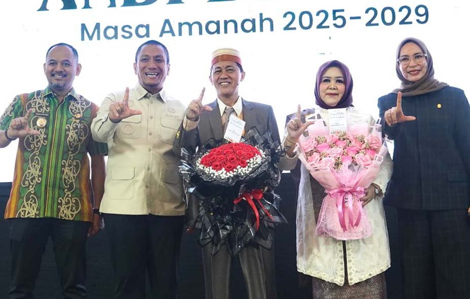 Bupati Luwu Timur Irwan Bachri Syam dan Ketua TP PKK menghadiri pelantikan Rektor UNANDA Palopo periode 2026–2029 di Gedung BRC Palopo. Checklist Publish (✔) Judul ≤15 kata ✔ 4W + 1H eksplisit ✔ Kalimat aktif dominan ✔ Paragraf terakhir aktif ✔ Yoast hijau (judul, slug, meta, alt) ✔ CTR & distribusi siap ✔ Kalau mau, saya bisa kunci internal link, tambah link eksternal, atau set jadwal posting & push notifikasi. frasa final Siap. Frasa final (dikunci & siap publish): Rektor UNANDA Palopo 2026–2029 Resmi Dilantik, Bupati Luwu Timur dan Ketua TP PKK Hadir Frasa kunci utama Siap. Frasa kunci utama (Primary Keyphrase) – FINAL: Pelantikan Rektor UNANDA Palopo 2026–2029 👉 Aman SEO 👉 Muncul alami di judul, lead, dan isi 👉 Cocok untuk Google & Discover 👉 Relevan lokal + institusional Kalau mau, saya bisa turunkan frasa kunci turunan (secondary keyphrases) sekalian. mau Siap. Berikut paket FRASA KUNCI LENGKAP (FINAL, Yoast hijau) 👇 🔑 Frasa Kunci Utama (Primary) Pelantikan Rektor UNANDA Palopo 2026–2029 🔹 Frasa Kunci Turunan (Secondary) Rektor UNANDA Palopo resmi dilantik Bupati Luwu Timur hadiri pelantikan rektor Universitas Andi Djemma Palopo Pelantikan rektor di Palopo Pendidikan tinggi Luwu Raya 🔸 Frasa Pendukung (LSI / Natural) kepemimpinan perguruan tinggi penguatan pendidikan tinggi daerah sinergi pemerintah dan kampus pengembangan SDM Luwu Raya kampus unggul dan mandiri ✅ Penempatan Ideal (SEO Aman) Judul: ✔ (1x) Paragraf 1: ✔ (1x) Subjudul / paragraf tengah: ✔ Meta description: ✔ Alt foto: ✔ 👉 Tidak over-optimasi, aman Google. Kalau mau, saya bisa cek density kata kunci atau set internal link rekomendasi JAMLIMA biar makin kuat.