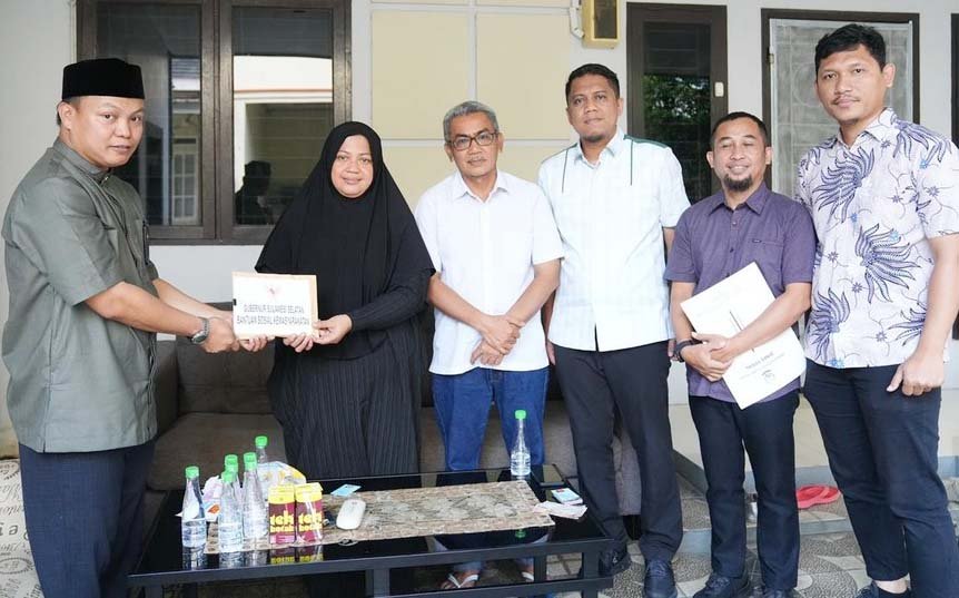 penyerahan santunan keluarga korban kecelakaan pesawat atr 42-500 di makassar