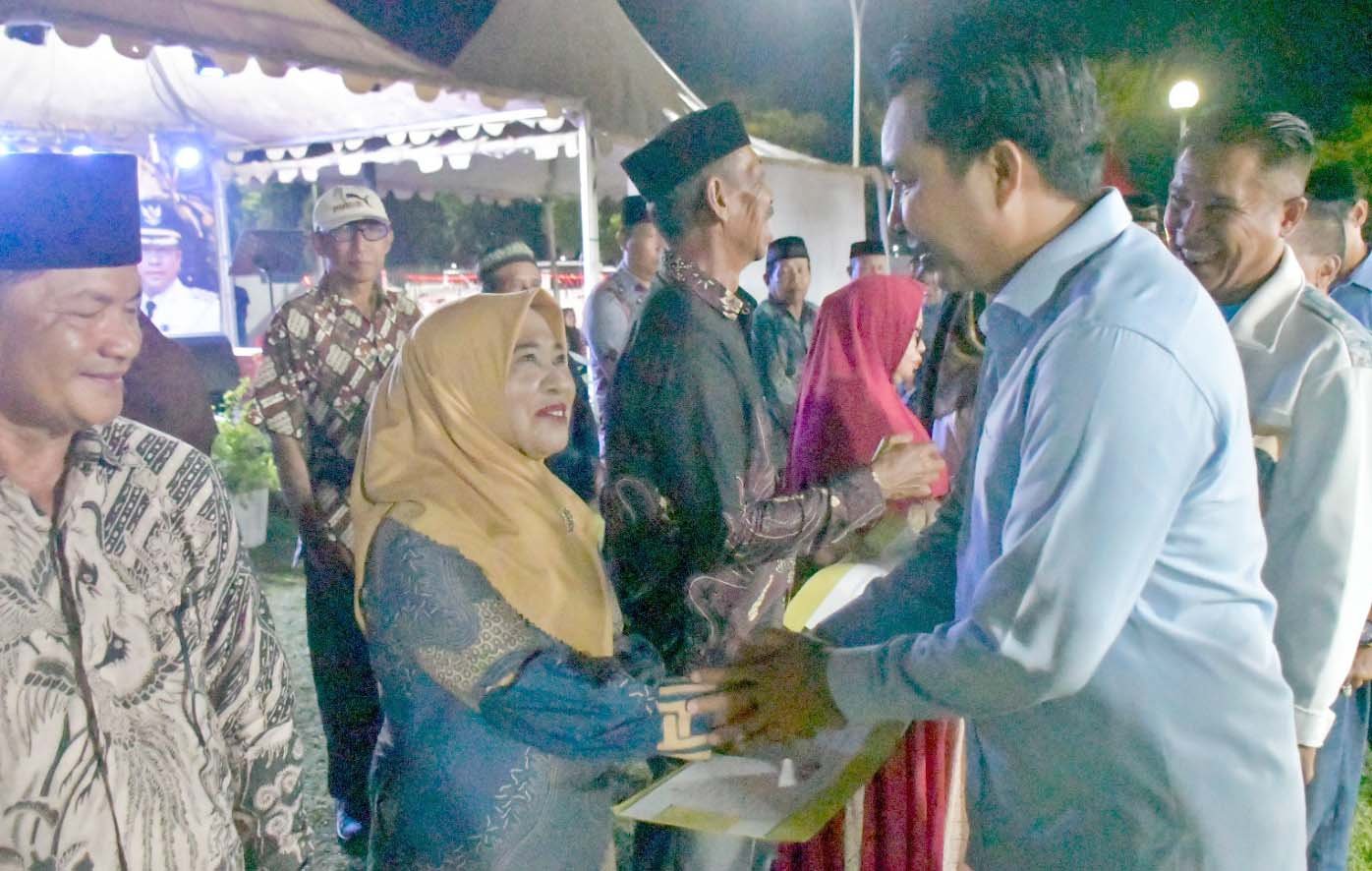 Bupati Luwu Utara Andi Abdullah Rahim menyerahkan SK Pensiun PNS TMT 1 Januari 2026