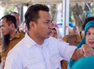 bupati andi abdullah rahim mengunjungi stan pameran umkm perempuan di dispersipda luwu utara