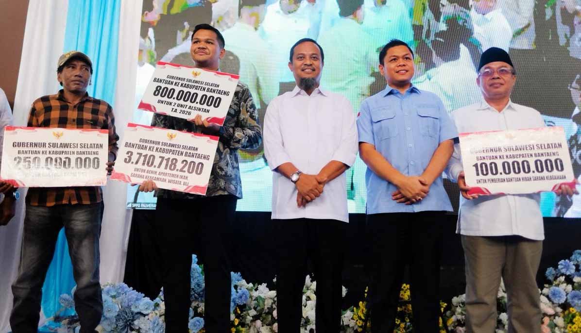 gubernur sulsel andi sudirman sulaiman menyerahkan bantuan rp3,7 miliar kepada bupati bantaeng di gantarangkeke 13/2/2026