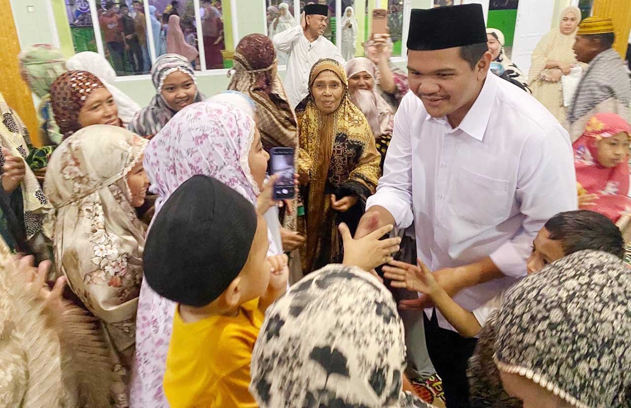 safari ramadan bupati bantaeng muh fathul fauzy nurdin menyerahkan bantuan masjid di kecamatan bissappu