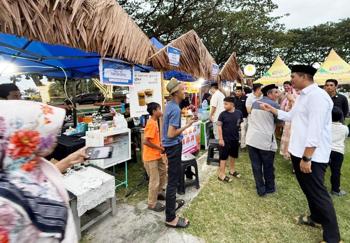 bupati bantaeng muh fathul fauzy nurdin membuka festival ramadhan bangkit vol 2 di lapangan hijau pantai seruni