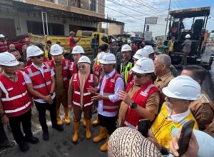 bupati gowa sitti husniah talenrang mendampingi gubernur sulawesi selatan andi sudirman sulaiman groundbreaking paket 2 rp274 miliar di galesong takalar