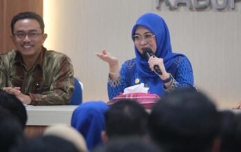 bupati gowa sitti husniah talenrang memimpin rapat koordinasi distribusi makanan bergizi gratis di kantor dinas ppkb gowa