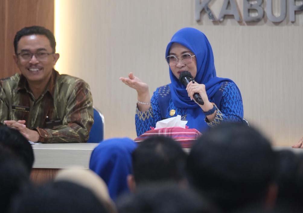 bupati gowa sitti husniah talenrang memimpin rapat koordinasi distribusi makanan bergizi gratis di kantor dinas ppkb gowa