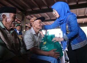 bupati gowa sitti husniah talenrang menyerahkan bantuan usaha kepada kme di kecamatan tompobulu