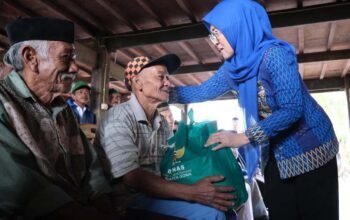 bupati gowa sitti husniah talenrang menyerahkan bantuan usaha kepada kme di kecamatan tompobulu