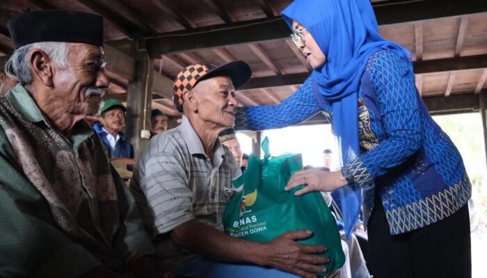Bupati Gowa Pimpin One Day One District, Serahkan Bantuan Keluarga Miskin Ekstrem