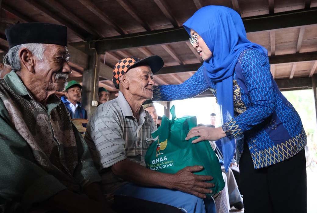 bupati gowa sitti husniah talenrang menyerahkan bantuan usaha kepada kme di kecamatan tompobulu