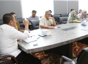 bupati luwu timur irwan bachri syam memimpin rapat koordinasi bersama opd di ruang rapat bupati malili