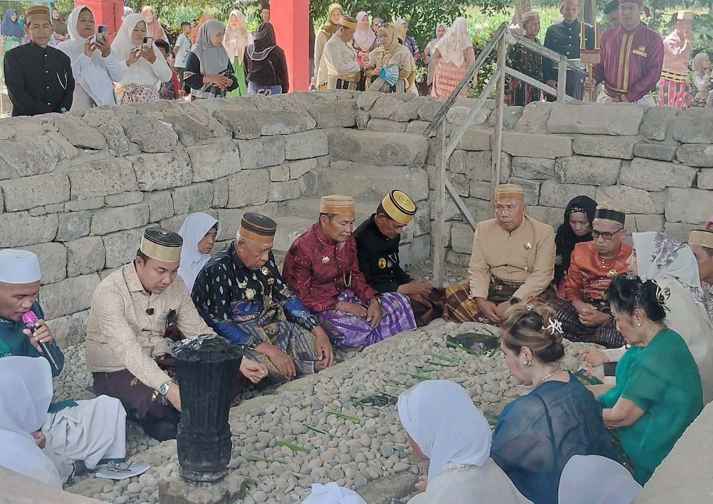 bupati luwu utara hadiri maggawe samampa pattimang malangke