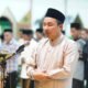 bupati luwu utara andi abdullah rahim menjadi imam salat tarawih di masjid jami’atul muttaqin wonokerto